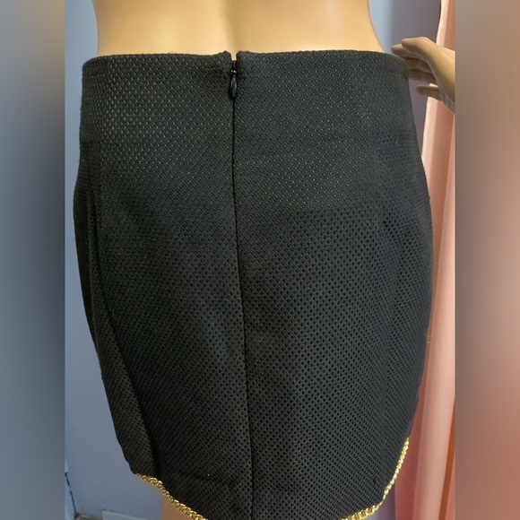 This retro miniskirt with gold chain hem detail~totally fashion forward style - Picture 5 of 12
